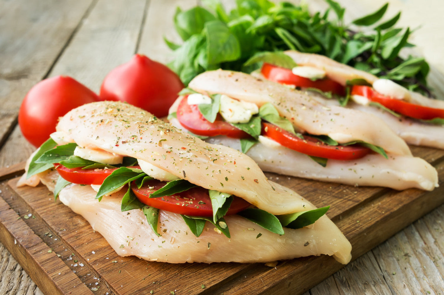 Blancs de poulet farcis au fromage frais, tomates et basilic