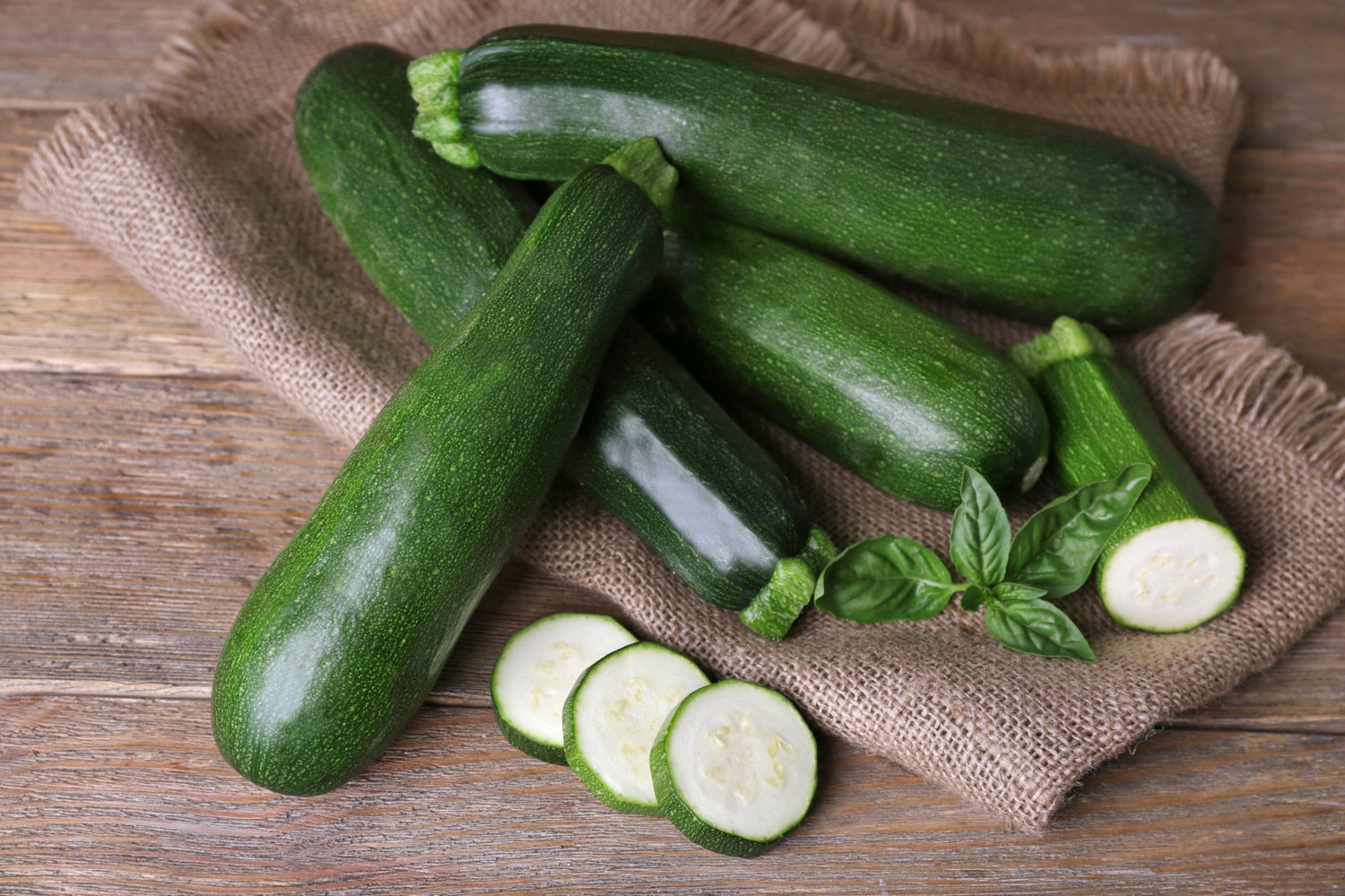 Frites de courgettes enrobées de fromage et de graines
