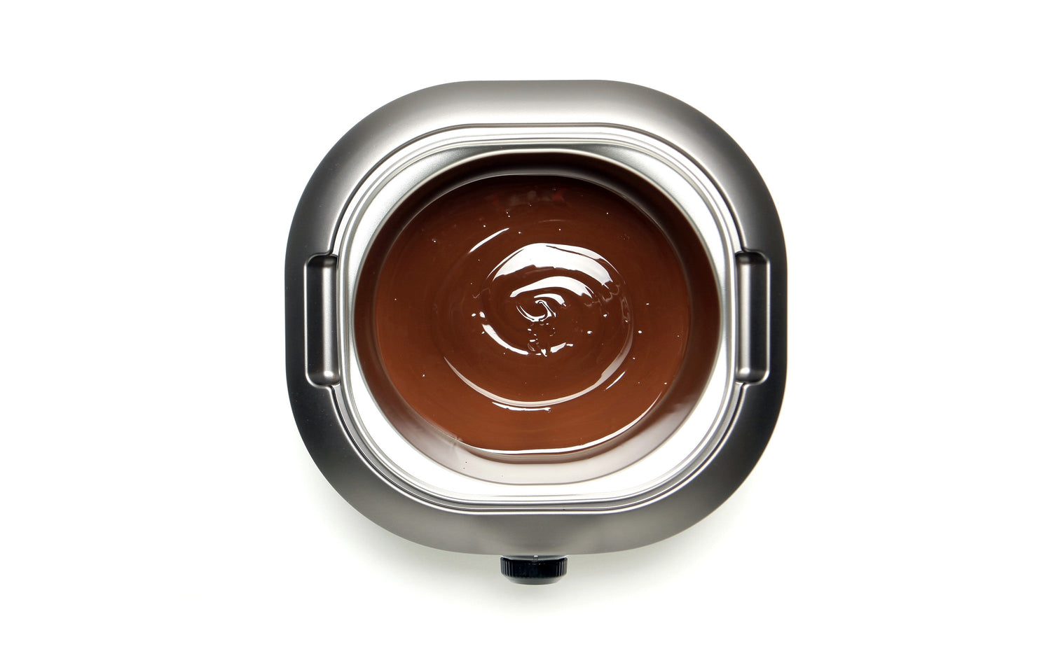 Vue de dessus d'un récipient en acier inoxydable rempli de chocolat fondu, montrant une surface lisse et brillante sur fond blanc.