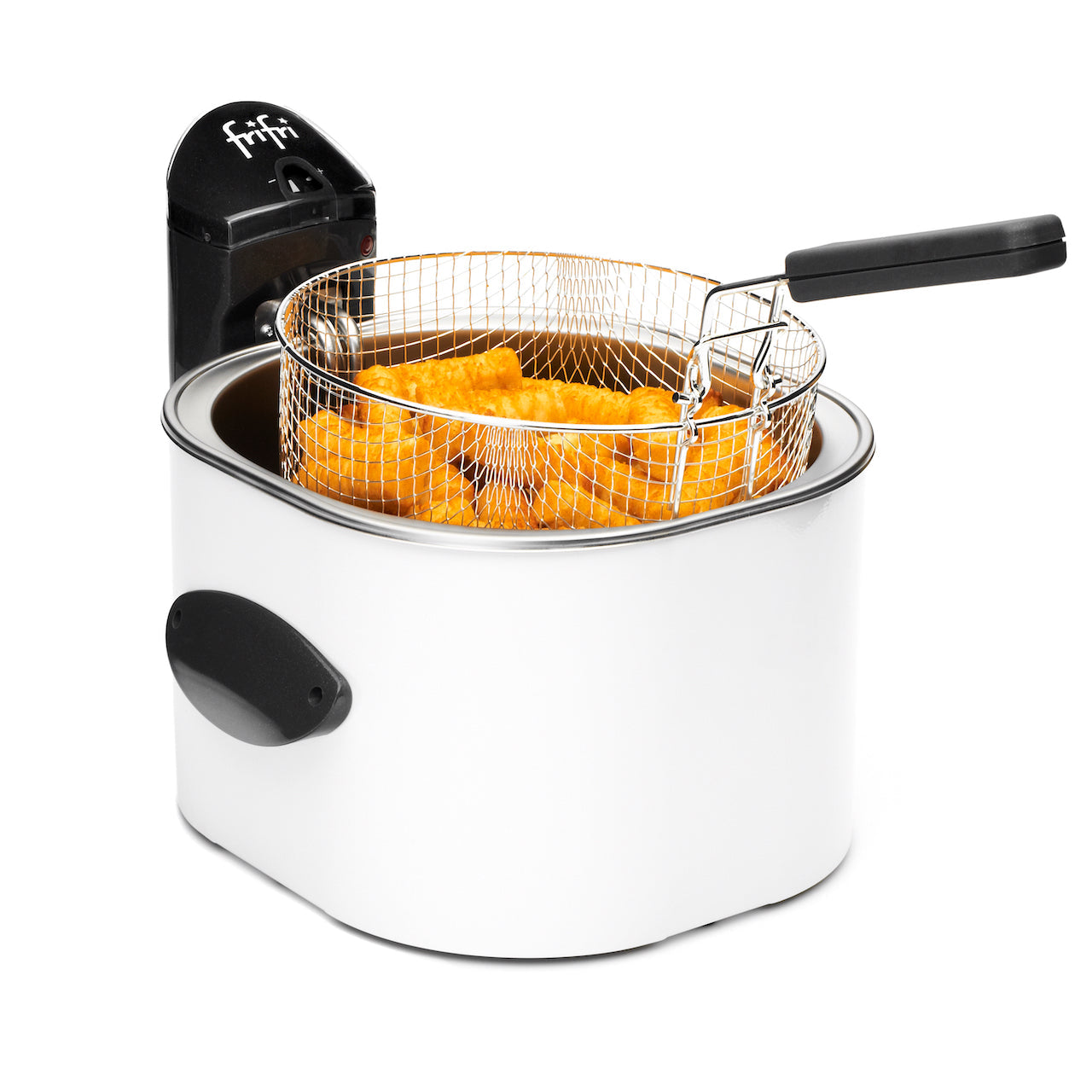Une friteuse électrique blanche avec une poignée noire et un panier métallique rempli d'aliments frits, probablement des frites ou des filets de poisson.