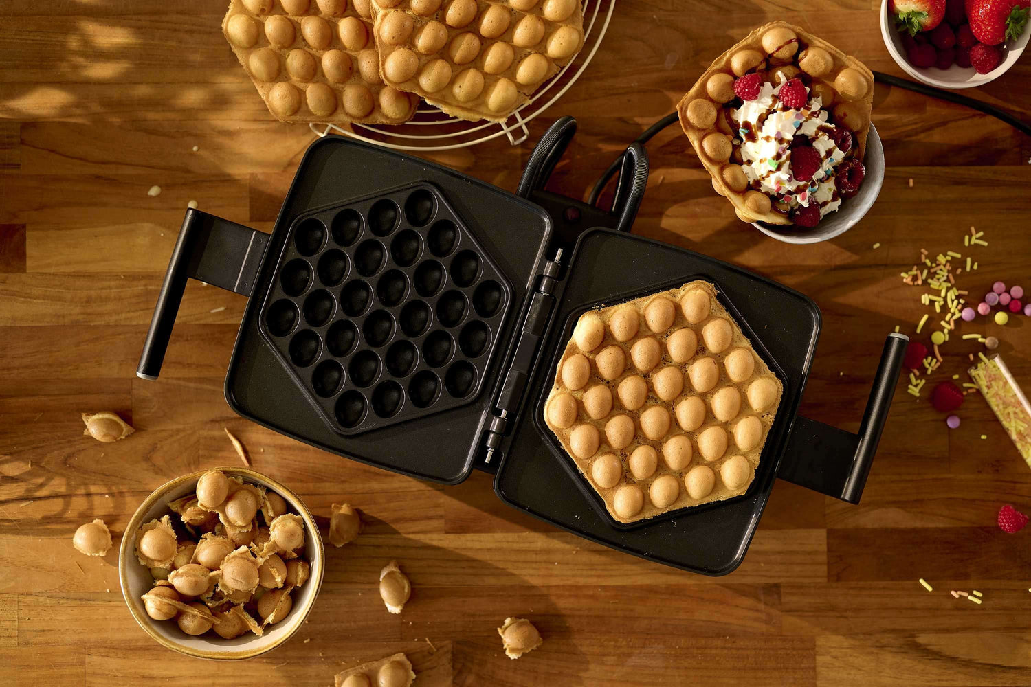 Gaufrier à bulles ouvert, gaufres dorées, garnitures variées.