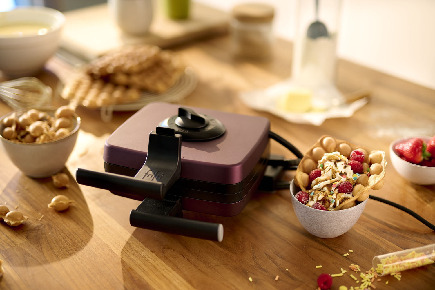 Gaufrier violet avec gaufre aux framboises.