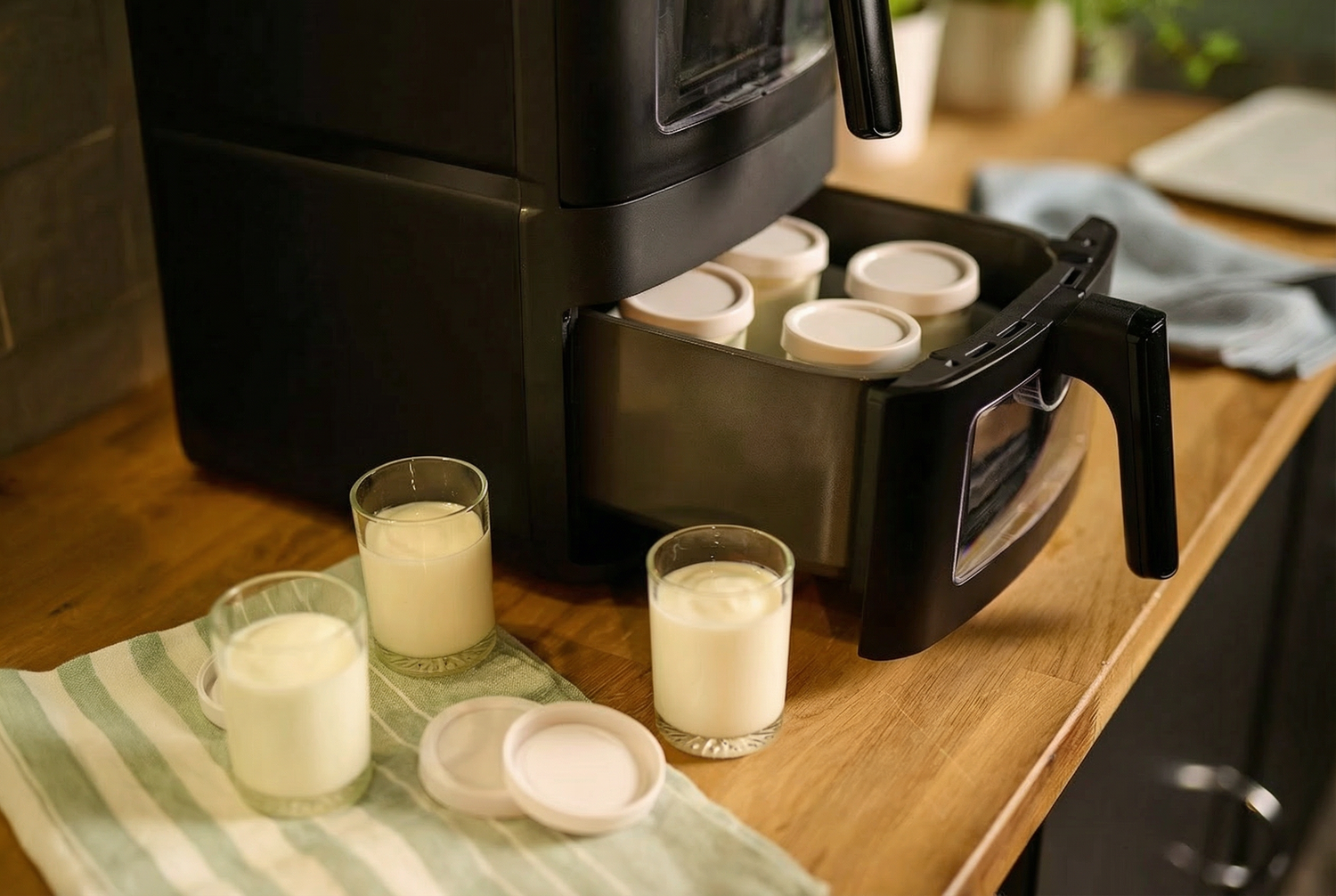 L'Airfryer Duo Slim propose 12 programmes automatiques pour des gâteries maison sans effort, avec un design élégant qui comprend des pots et des verres amovibles, parfaits pour faire du yaourt directement sur votre plan de travail.