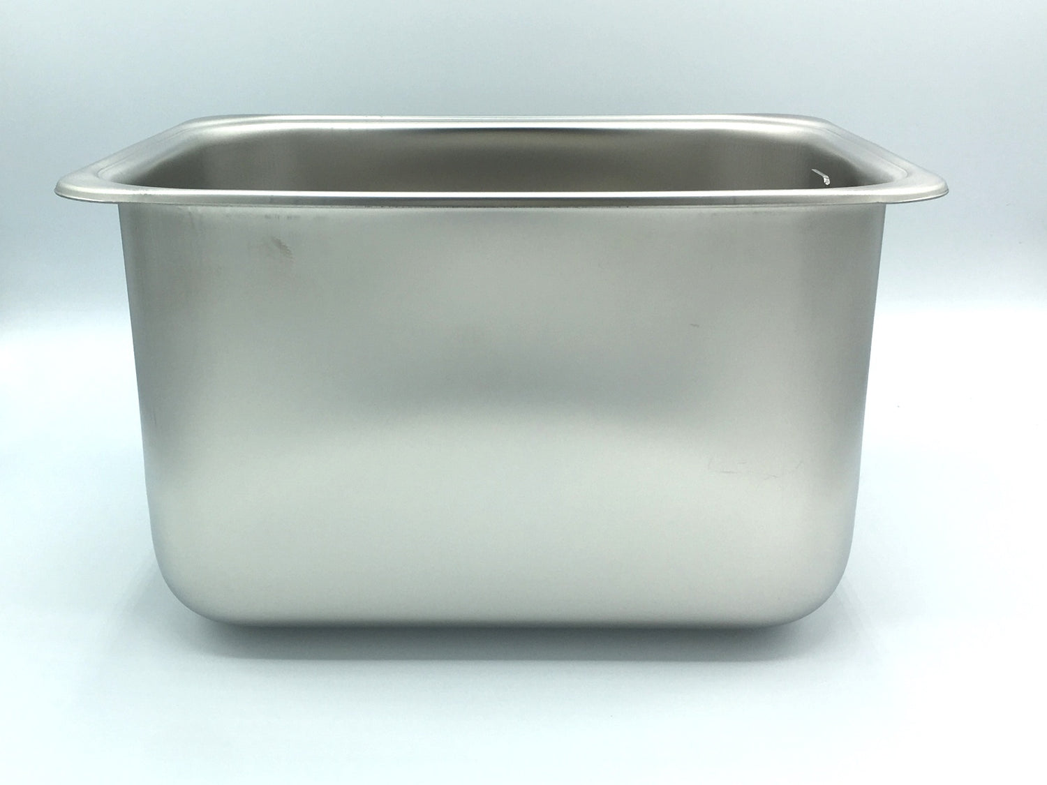 Récipient rectangulaire en métal.