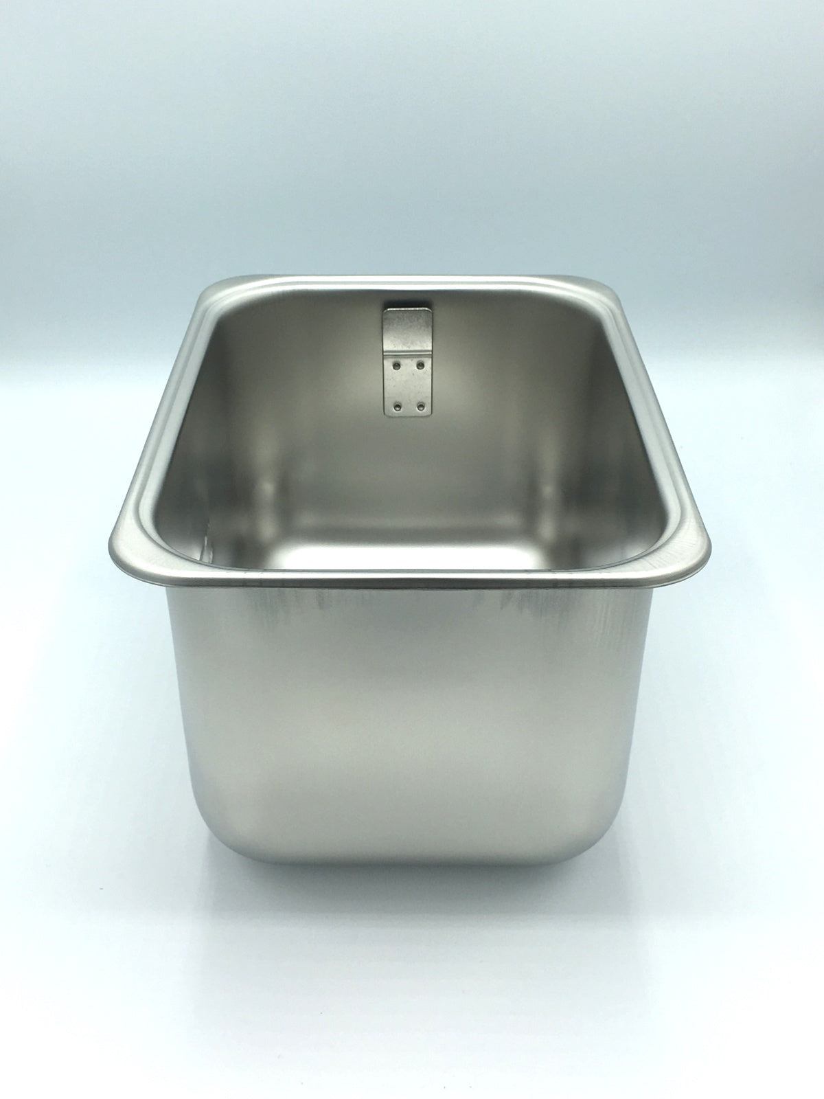 Récipient rectangulaire en acier inoxydable.
