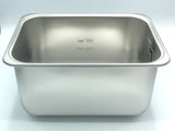 Récipient rectangulaire en acier inoxydable.