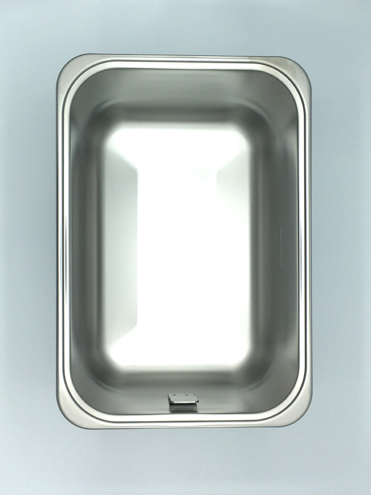 Récipient rectangulaire en acier inoxydable.