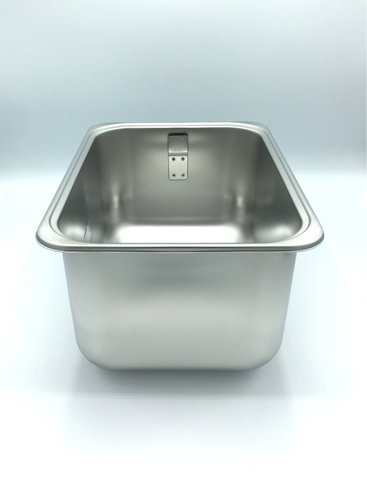 Récipient carré en métal.