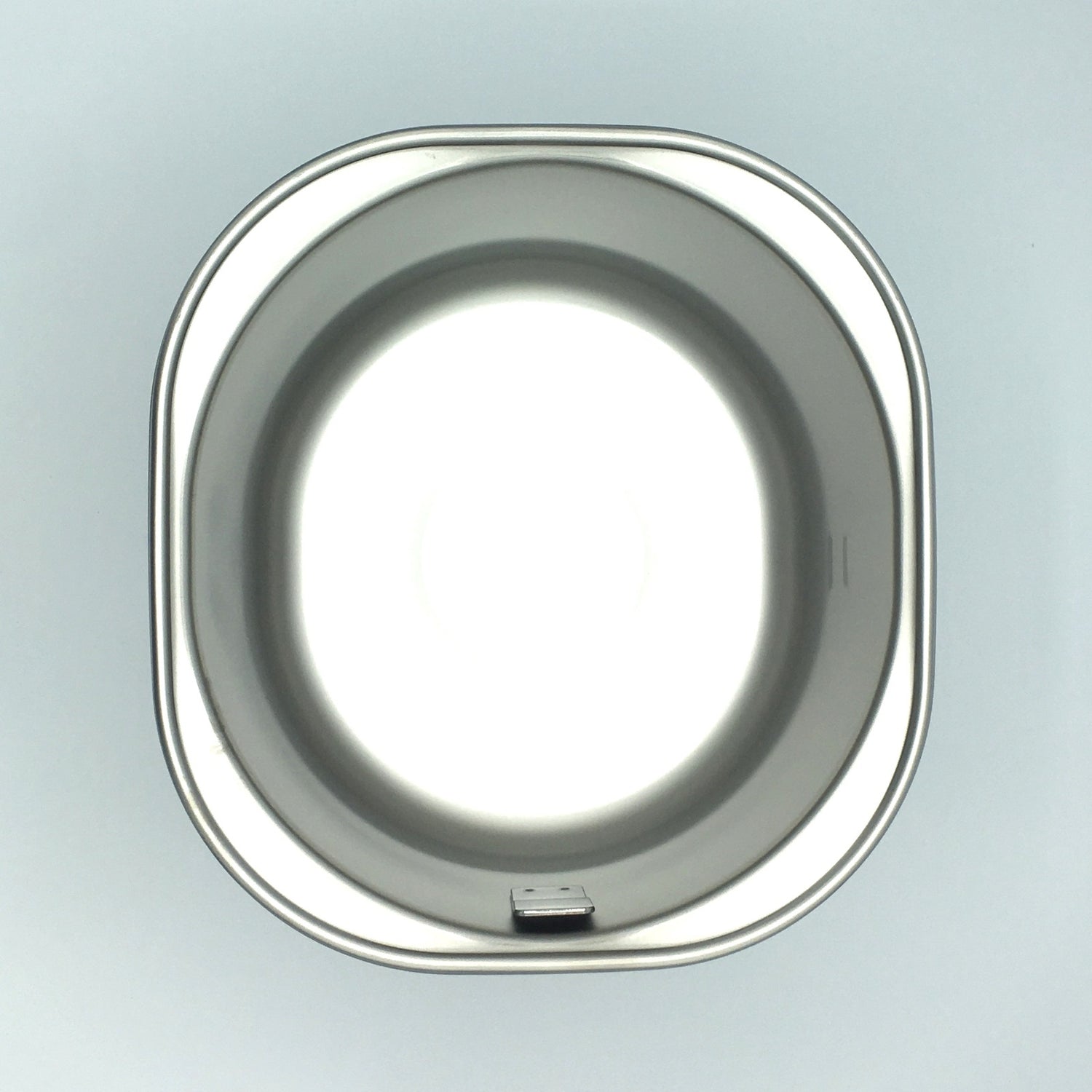 Vue de dessus d'un récipient en métal argenté.