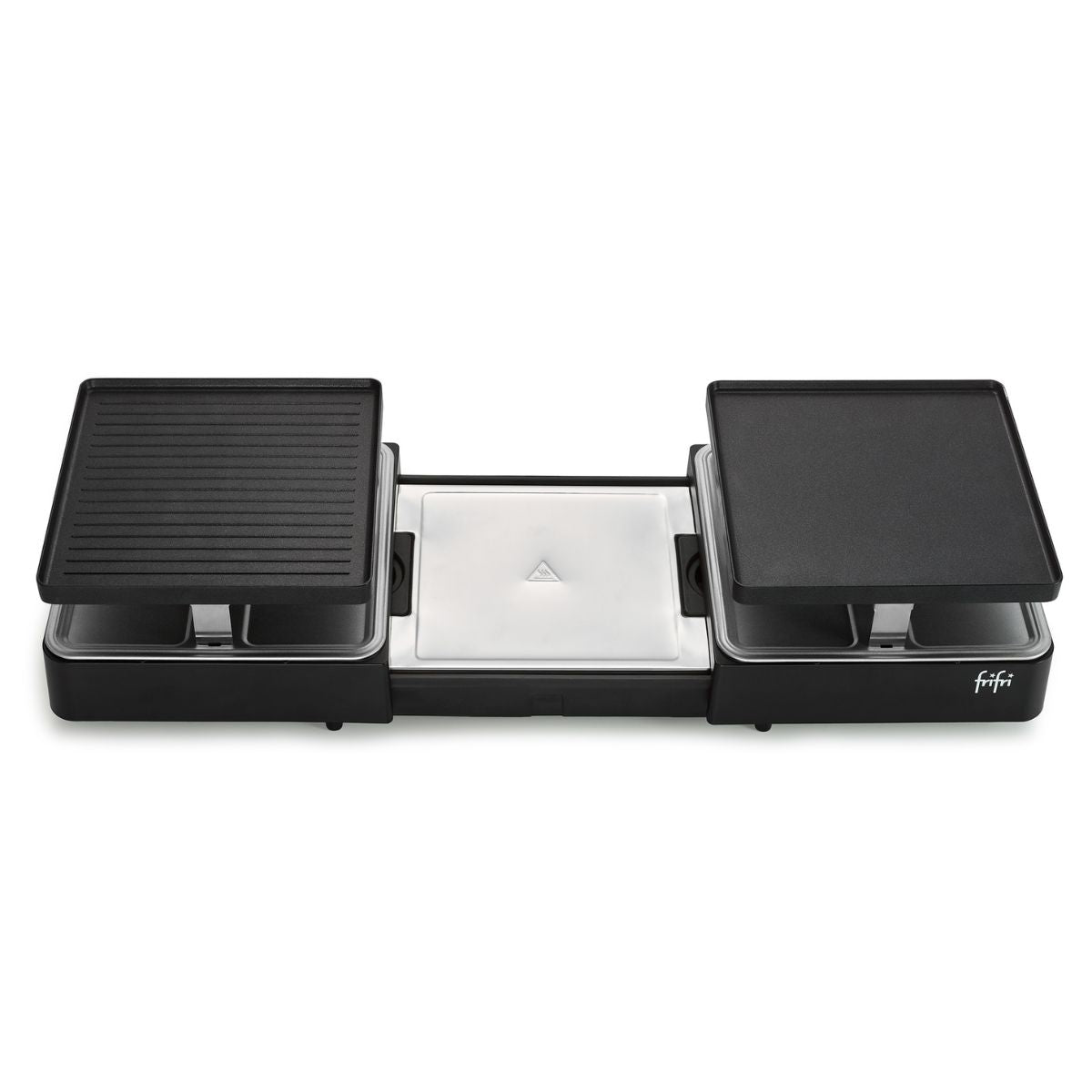 La Raclette Gourmet est un appareil de cuisson électrique rectangulaire doté de deux plaques de cuisson noires et d'un plateau central en acier inoxydable, sur lequel figure le logo « fififi » en bas à droite à l'avant. Doté d'un revêtement céramique sans PFAS, ce modèle polyvalent offre également une fonctionnalité 4-en-1 pour répondre à tous vos besoins en matière de cuisson au grill.