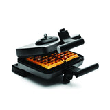 Gaufrier noir avec gaufres dorées.