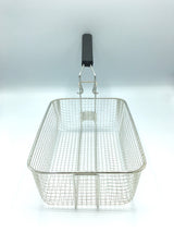 Panier à friture rectangulaire en métal avec poignée noire.