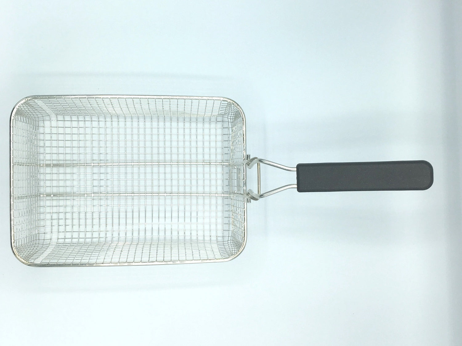 Panier à friture métallique avec manche noir.