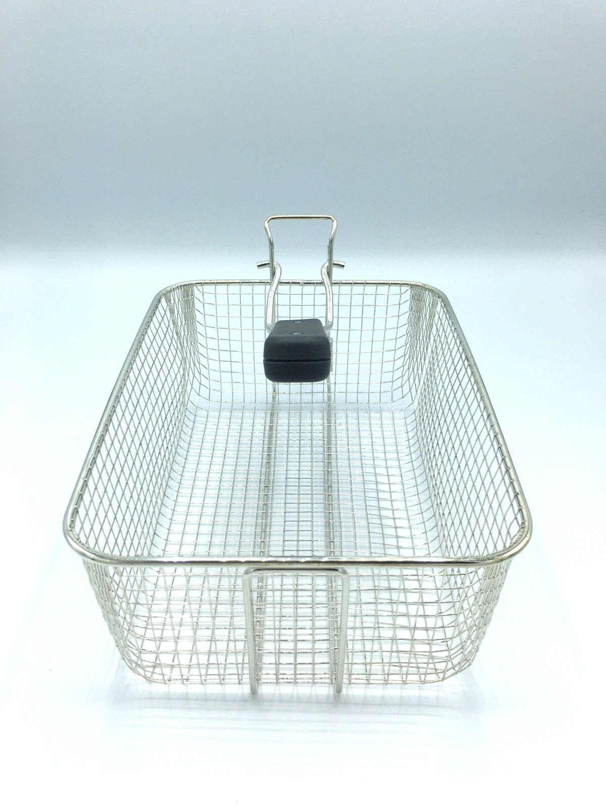 Panier à friture métallique avec poignée noire.