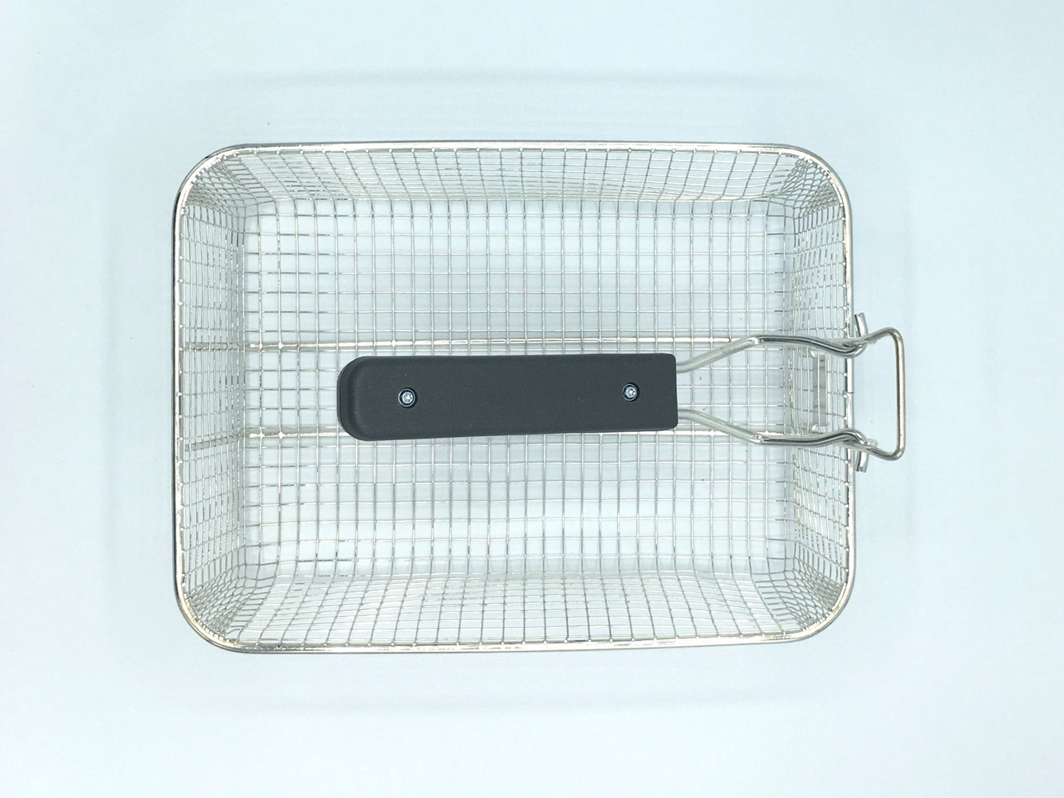 Panier à friture rectangulaire en métal avec poignée noire.