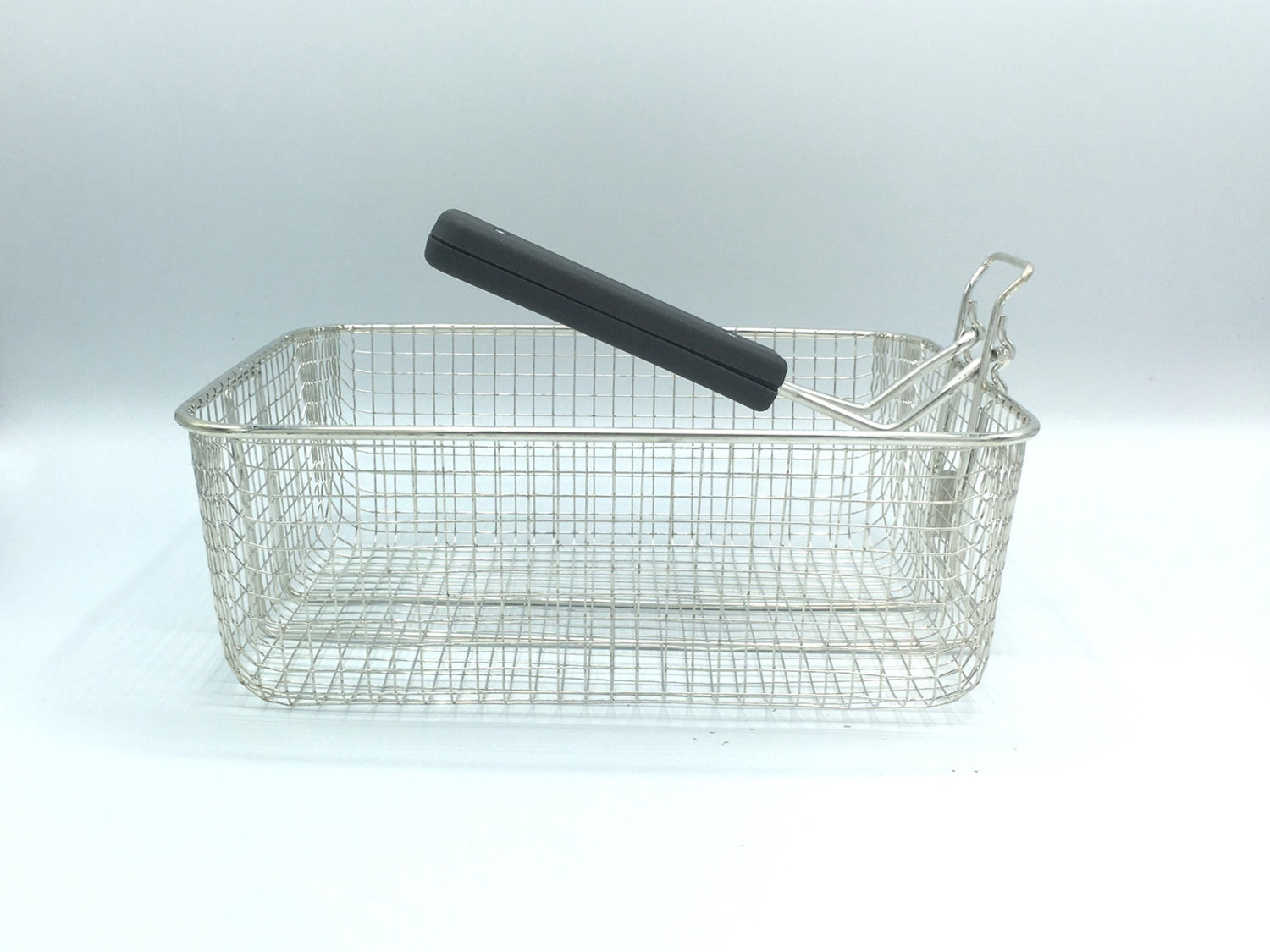 Panier à friture en métal avec poignée noire.