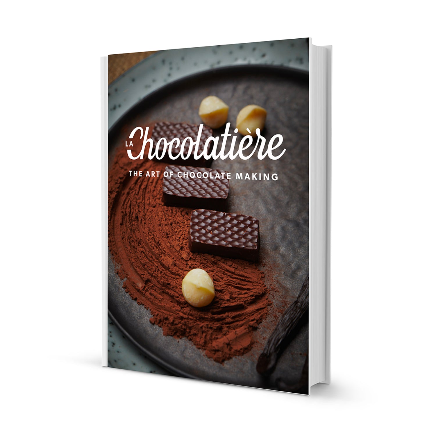 Le livre de recettes La Chocolatière + Kit de Pâques, avec en couverture du chocolat, de la poudre de cacao, des noix, une gousse de vanille et une tempéreuse chocolat.