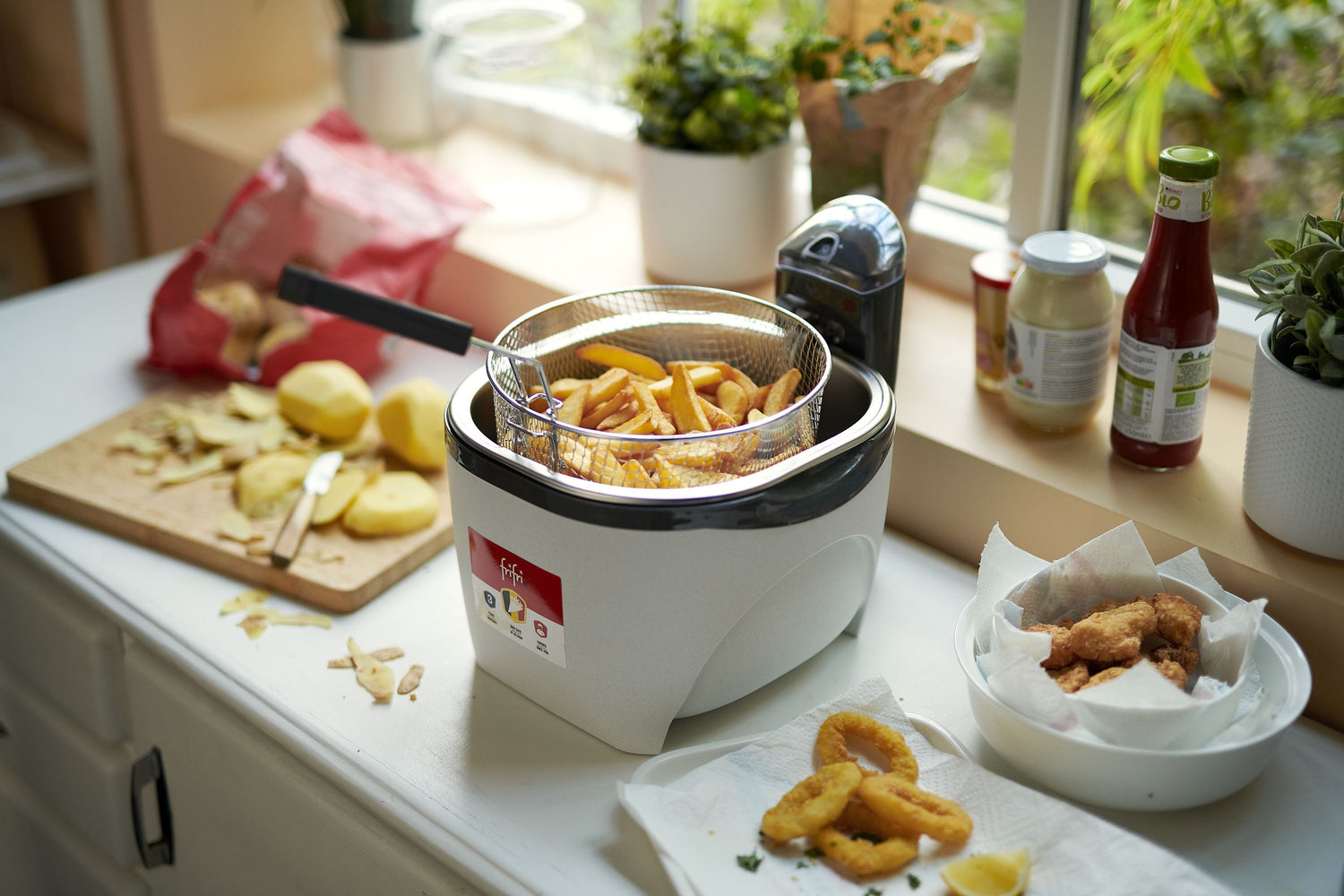 Friteuse blanche, frites, rondelles d'oignon, nuggets, sauce.