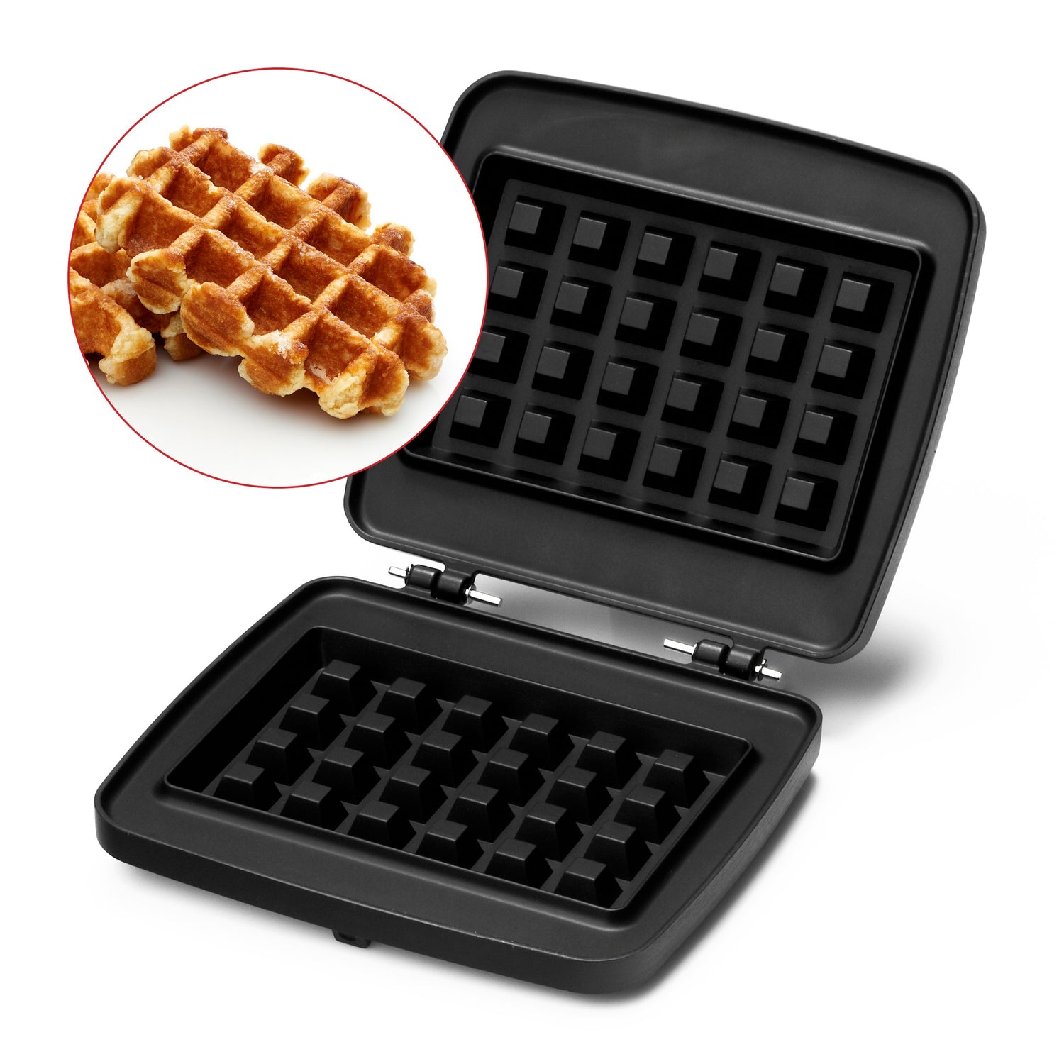 Gaufrier noir ouvert avec gaufres à côté.