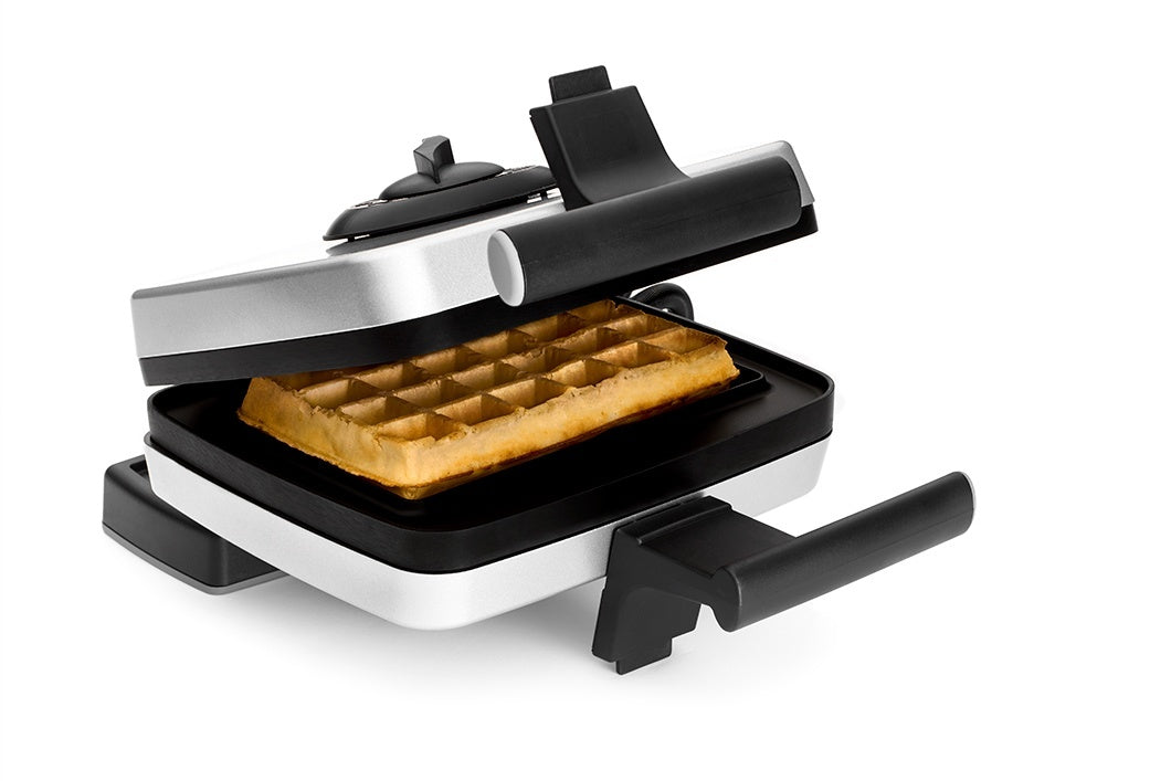 Gaufrier ouvert avec gaufre à l'intérieur.