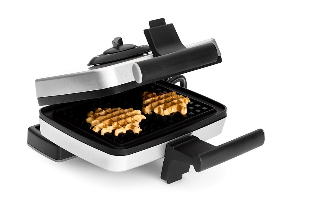 Gaufrier ouvert avec deux gaufres dorées.