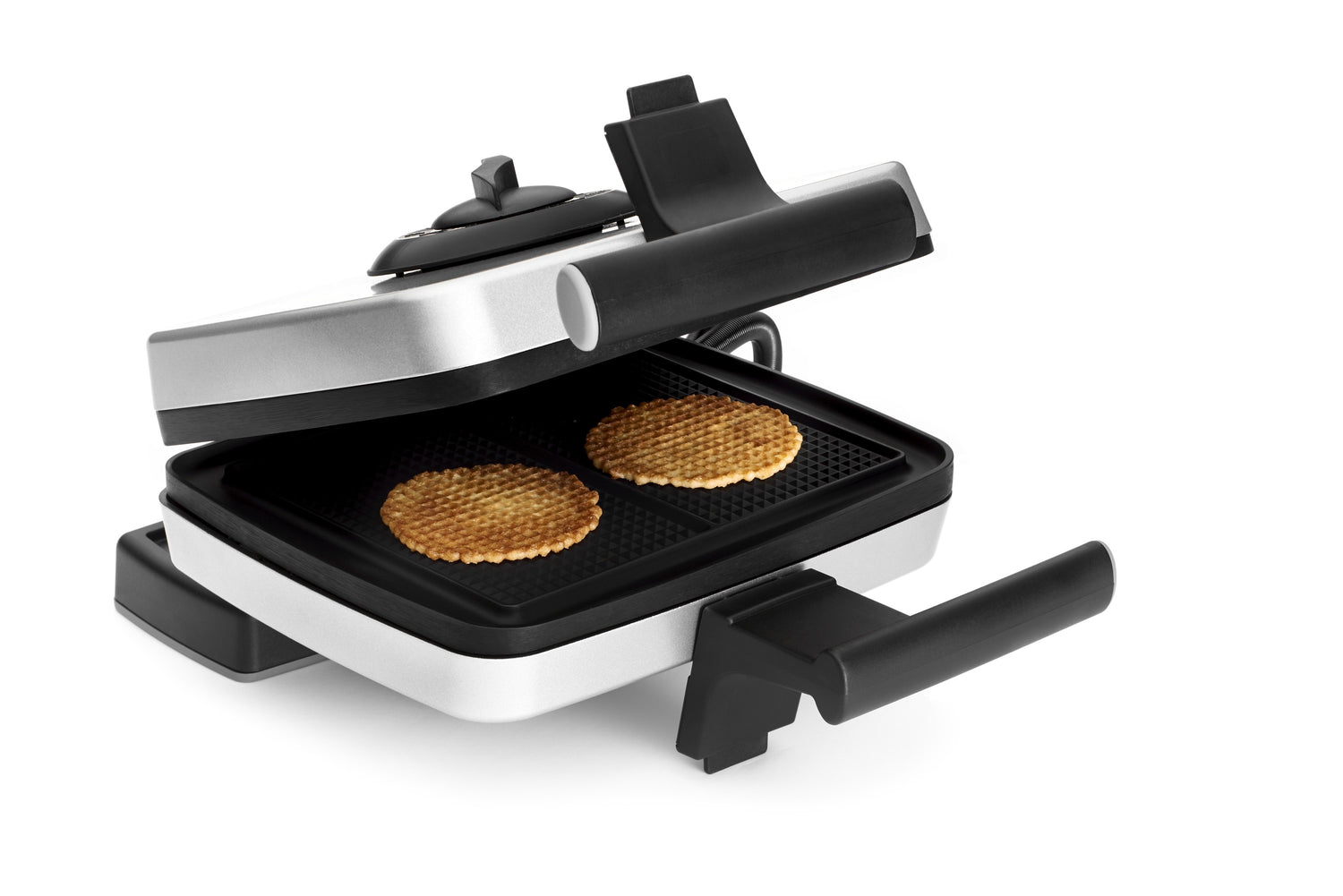 Gaufrier ouvert avec deux gaufres cuites.
