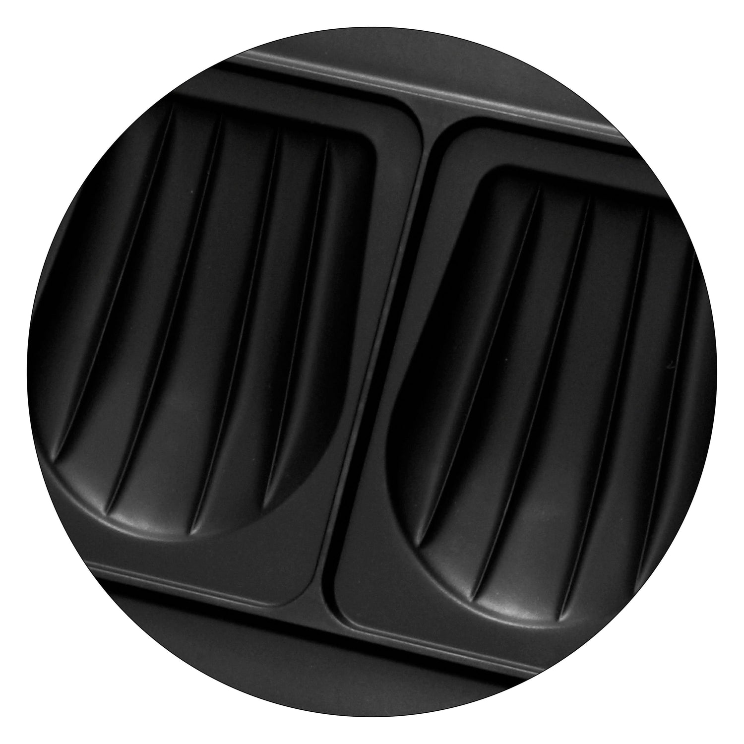 Plaque de cuisson noire avec rainures.