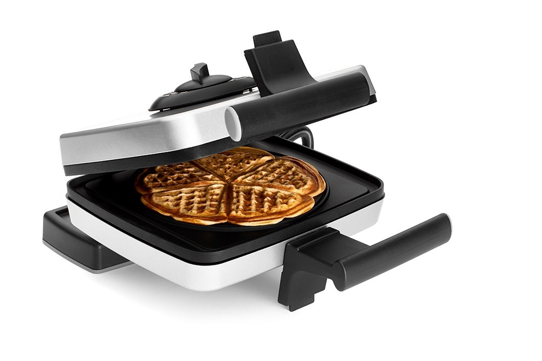 Gaufrier ouvert avec une gaufre à l'intérieur.