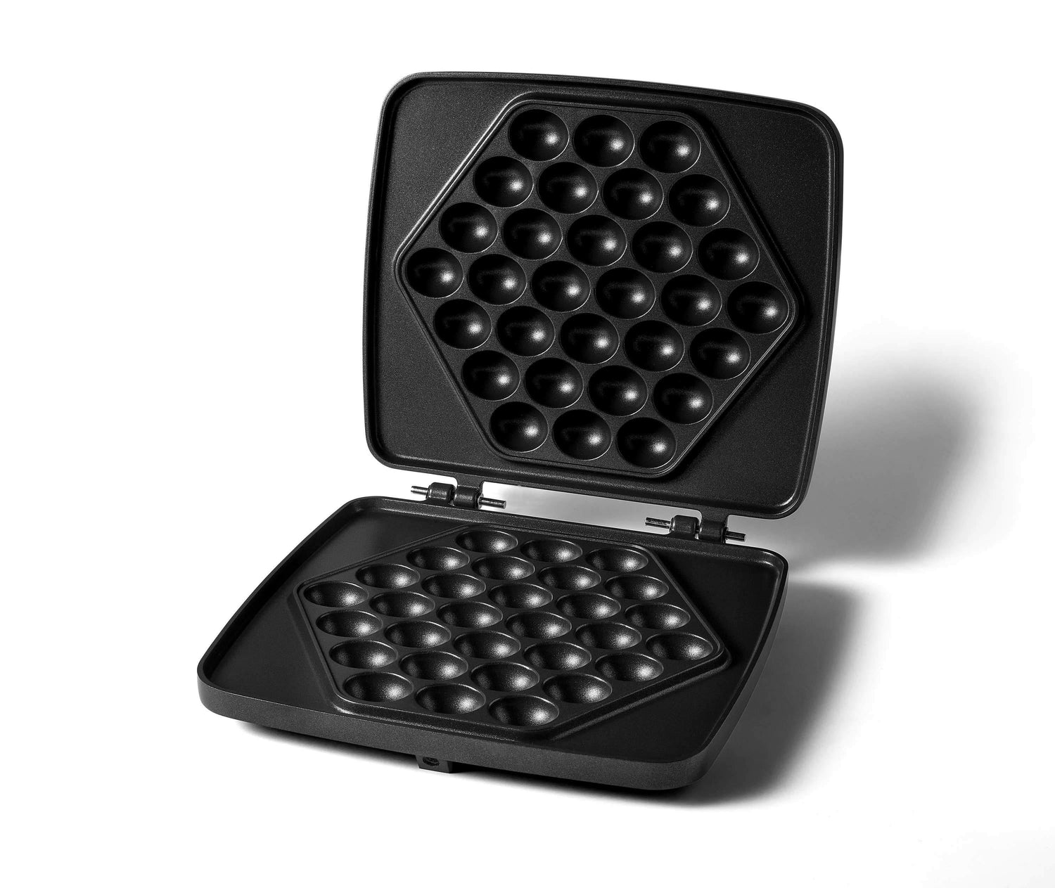 Gaufrier à bulles noir ouvert.