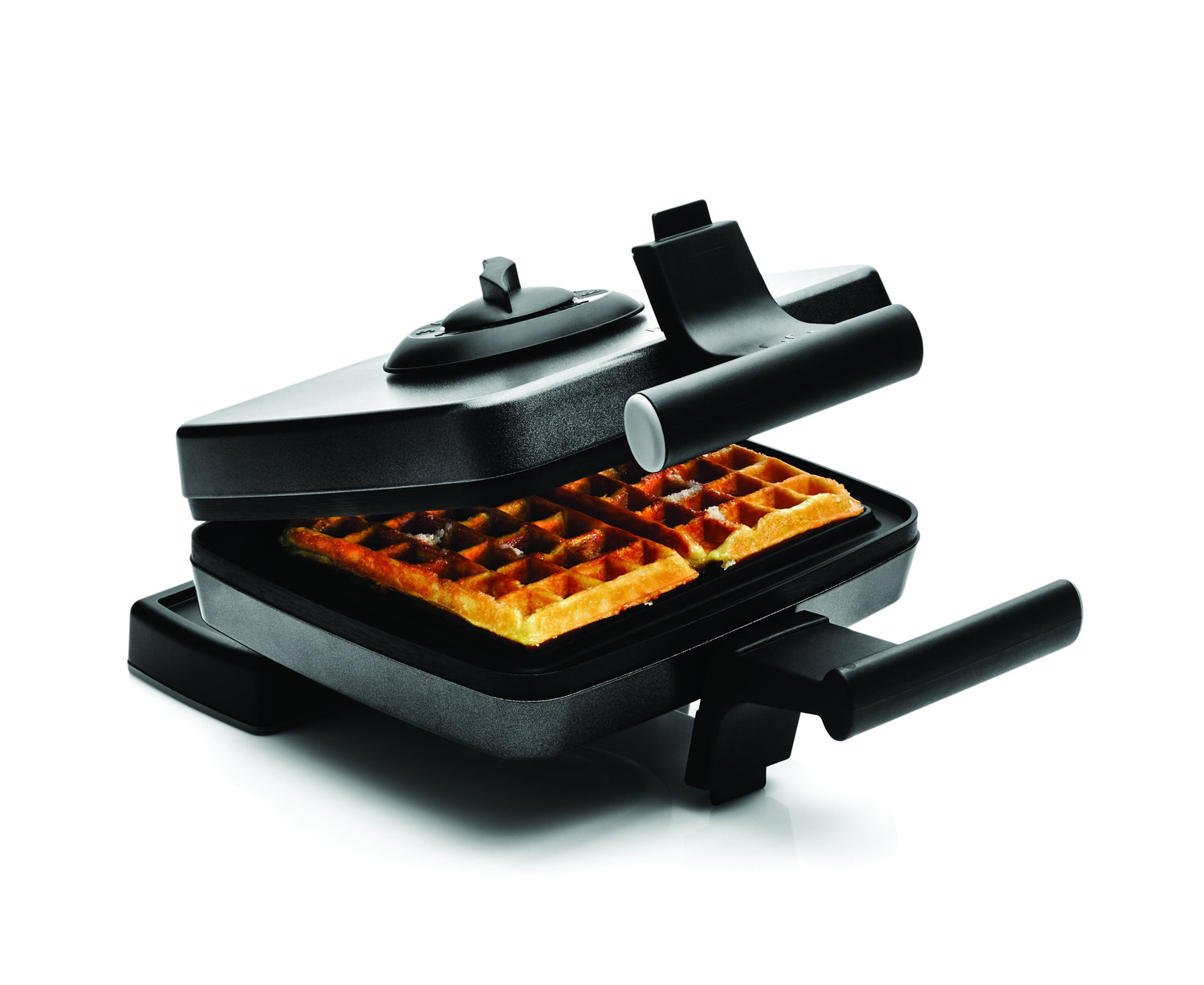 Gaufrier noir ouvert avec gaufres.