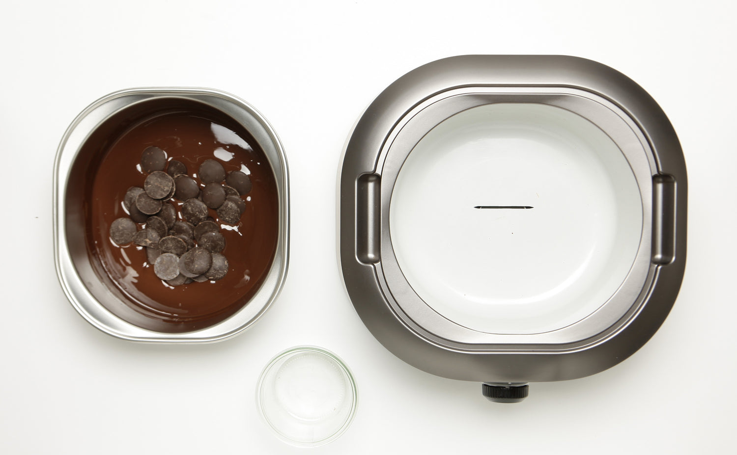 Chocolat fondu, pastilles de chocolat noir, appareil à fondue.
