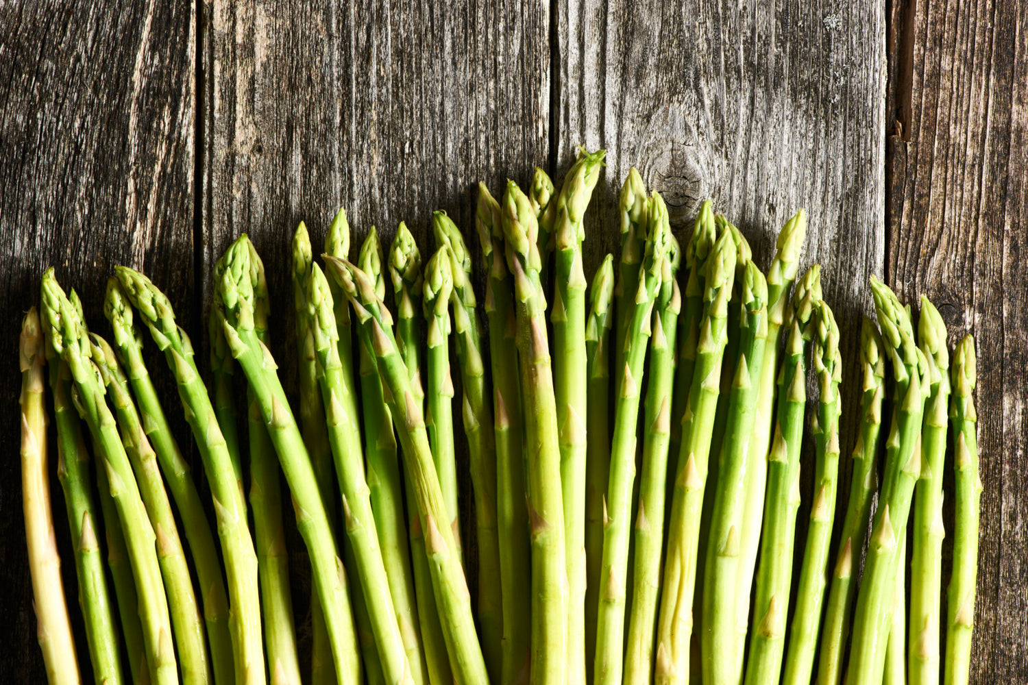 Asperges vertes sauce aux fines herbes