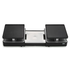La Raclette Gourmet est un appareil de cuisson électrique rectangulaire doté de deux plaques de cuisson noires et d'un plateau central en acier inoxydable, sur lequel figure le logo « fififi » en bas à droite à l'avant. Doté d'un revêtement céramique sans PFAS, ce modèle polyvalent offre également une fonctionnalité 4-en-1 pour répondre à tous vos besoins en matière de cuisson au grill.