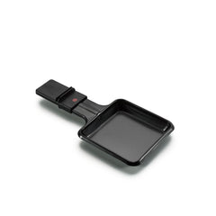 Une petite poêle carrée noire, baptisée « Raclette Gourmet », est présentée sur un fond blanc. Elle est dotée d’un revêtement céramique sans PFAS, pour une cuisine plus saine et une meilleure durabilité.