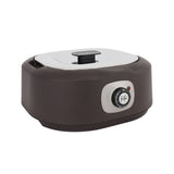 La Chocolatière est un chauffe-cire électrique marron et argent avec un couvercle amovible sur le dessus et un cadran de contrôle de la température sur le devant.