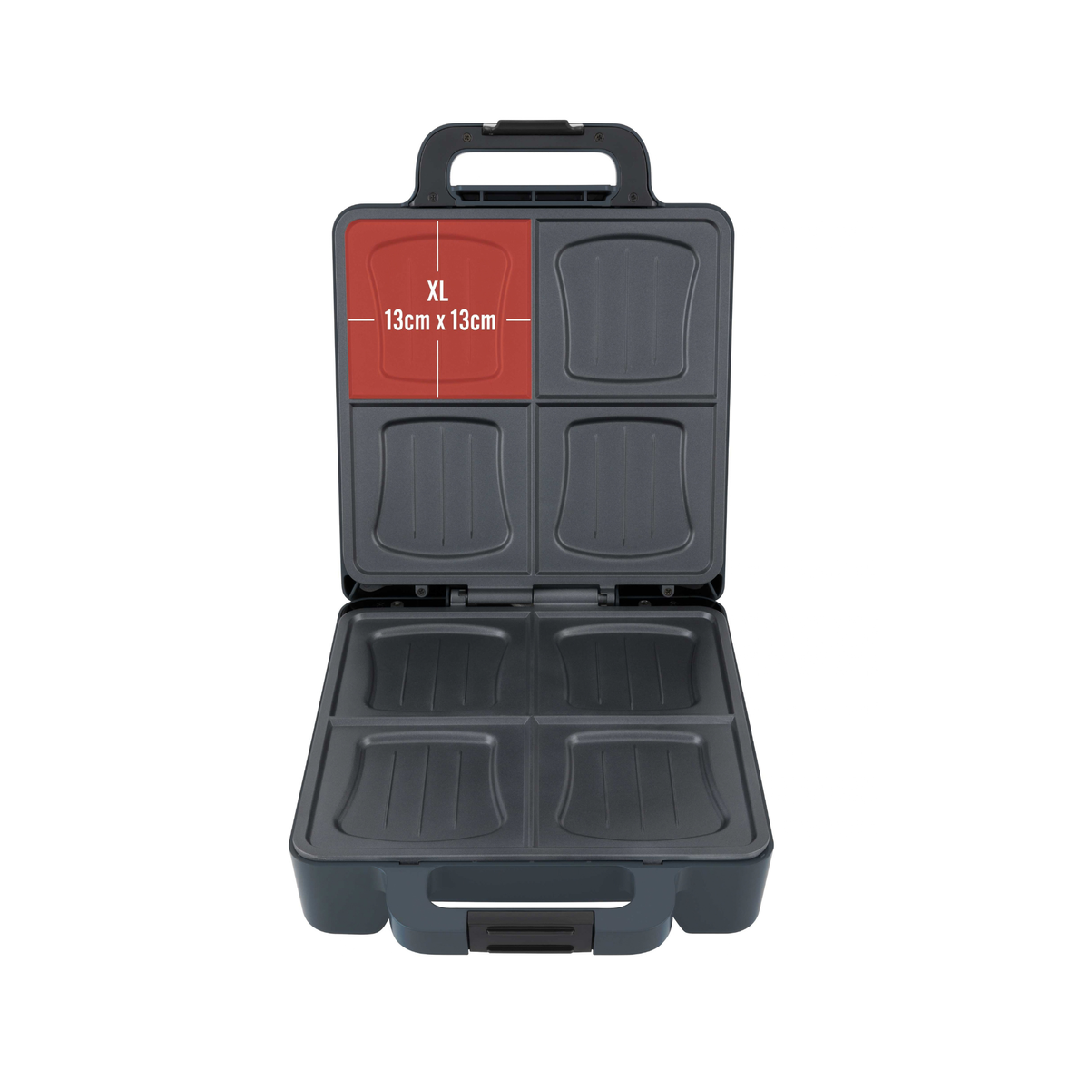 Appareil à croque-monsieur ouvert doté de quatre compartiments carrés, dont l'un est surligné en rouge et porte la mention « XL 13 cm x 13 cm ». Le Croque-monsieur Quatuor’Dwich XL est idéal pour préparer facilement de généreux croque-monsieur.