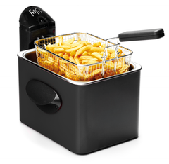 Friteuse noire remplie de frites.
